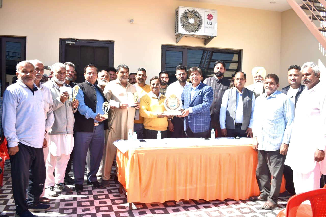 ਵਿਧਾਇਕ ਜਿੰਪਾ ਨੇ ਸ਼੍ਰੀ ਗੁਰੂ ਰਵਿਦਾਸ ਨਗਰ ਦੁੱਧ ਉਤਪਾਦਕ ਸਹਿਕਾਰੀ ਸਭਾ ਦੇ 61 ਮੈਂਬਰਾਂ ਨੂੰ ਵੰਡੇ 9.64 ਲੱਖ ਰੁਪਏ ਦੇ ਬੋਨਸ ਚੈੱਕ